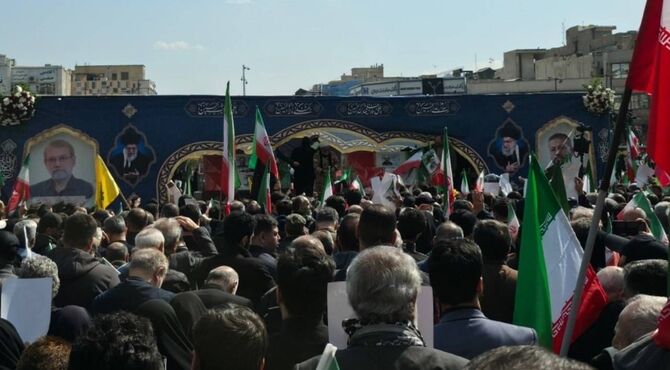 اجتماع پرشور مردم کرج همچنان ادامه دارد