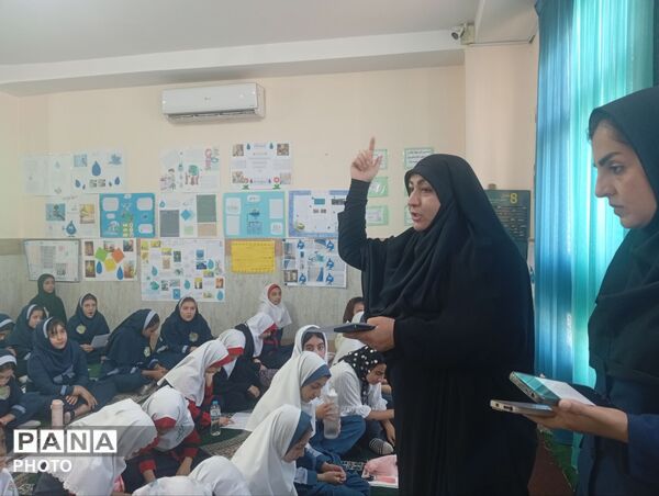 اجرای سرود همگانی «قلب‌های بی‌قرار» دانش‌آموزان مدارس هشتگرد 