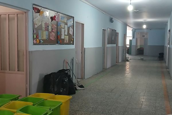 دبیرستان دخترانه بعثت۲ شهرک وایین در تدارک پروژه مهر با توزیع کتاب و لباس فرم