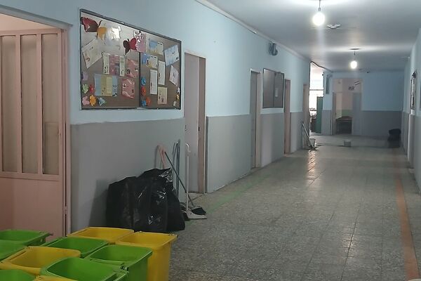 دبیرستان دخترانه بعثت۲ شهرک وایین در تدارک پروژه مهر با توزیع کتاب و لباس فرم