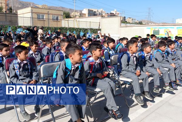 برگزاری جشن شکوفه ها در دبستان حاج تقی احدیان ناحیه ۶ مشهد