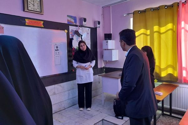 حضور پزشکان خیریه امام حسن عسگری برای غربالگری دانش آموزان دبستان میرشفیعی ها امری جهادی