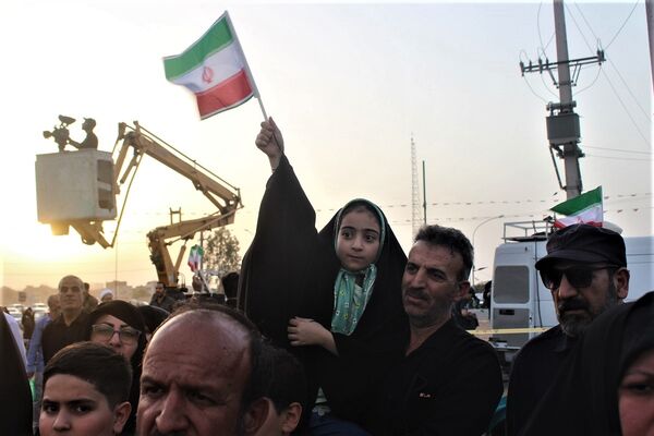 همخوانی گروه‌های دانش آموزی قم در اجرای سرود «ایران بخوان»