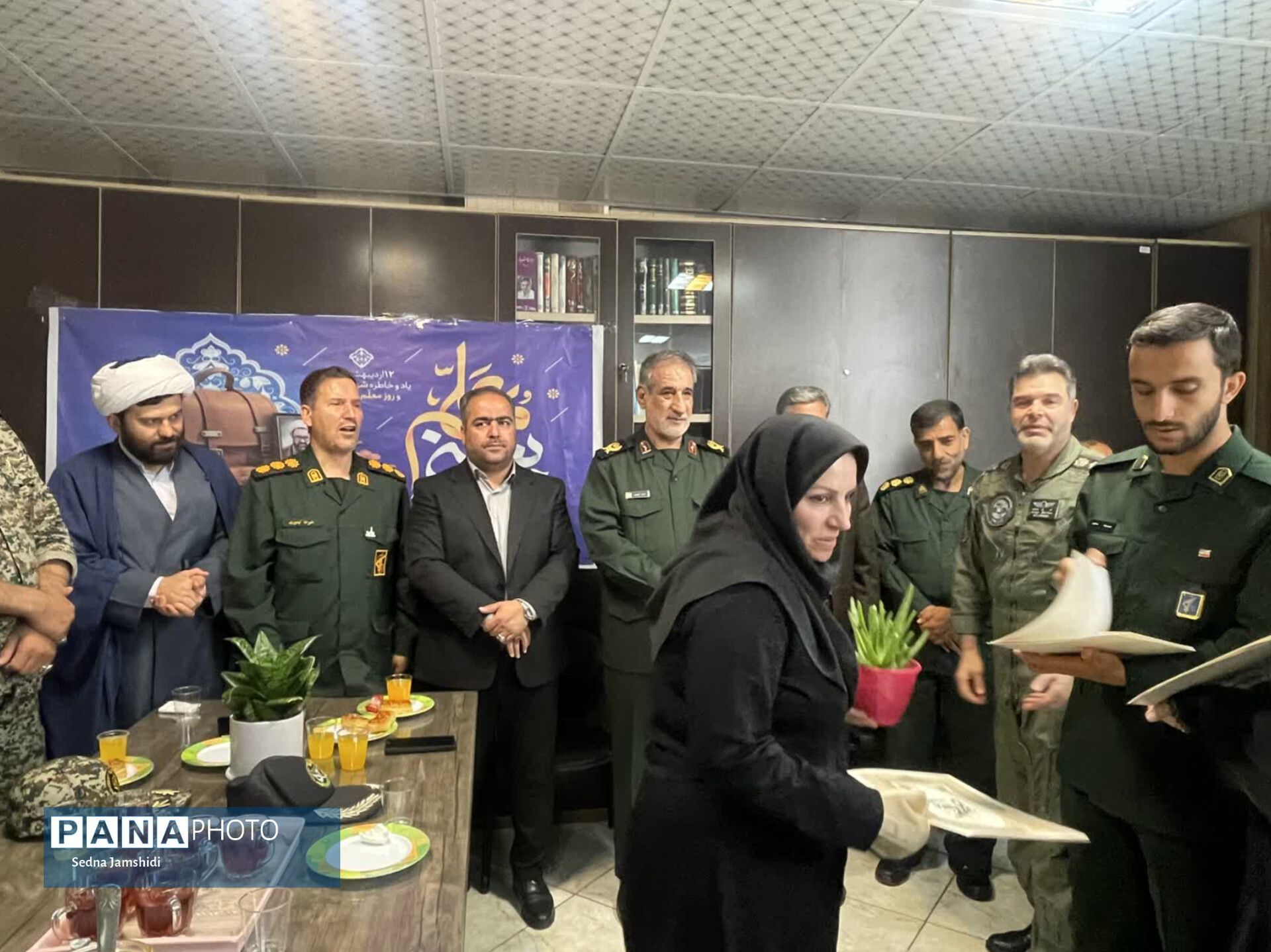 مدرسه‌ای که در هفته معلم رنگ افتخار گرفت