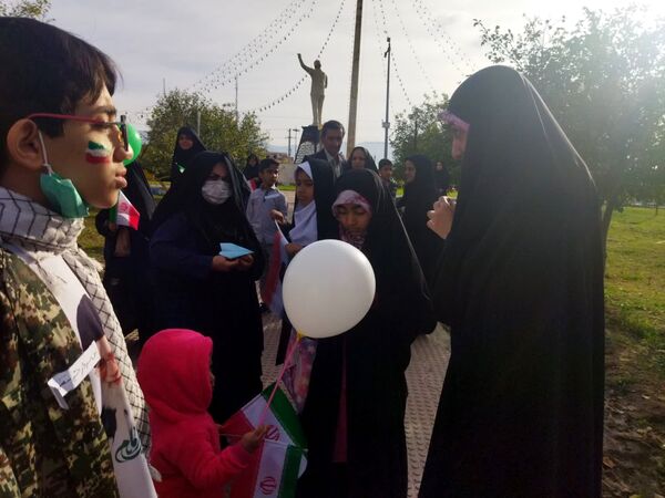دختران آموزشگاه نوریه شهرستان جیرفت در راهپیمایی امروز