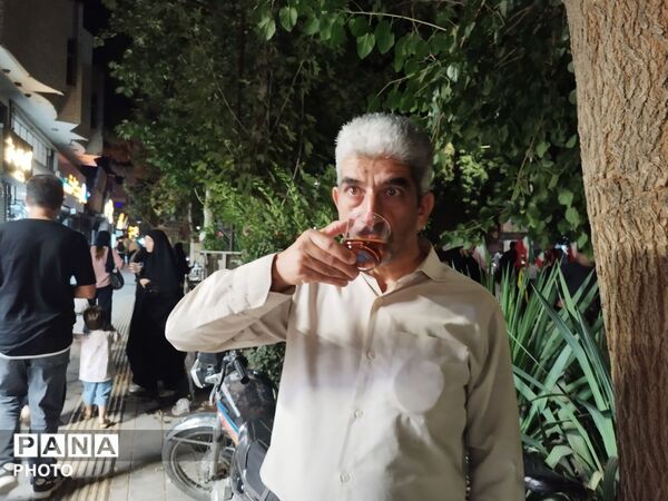 چایخانه حوزه علمیه گلشن؛ روایتگر ارادت به رهبر امت اسلام