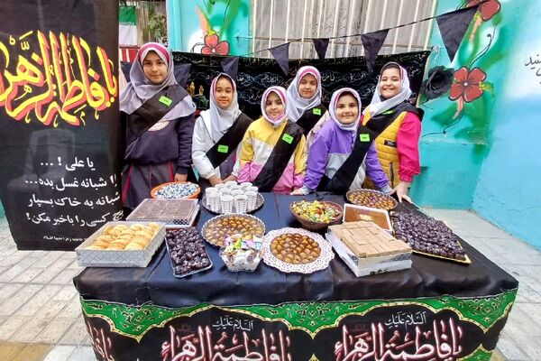 ایستگاه صلواتی در دبستان سارا، میزبان دل‌های کوچک در سوگ حضرت فاطمه(س) بود