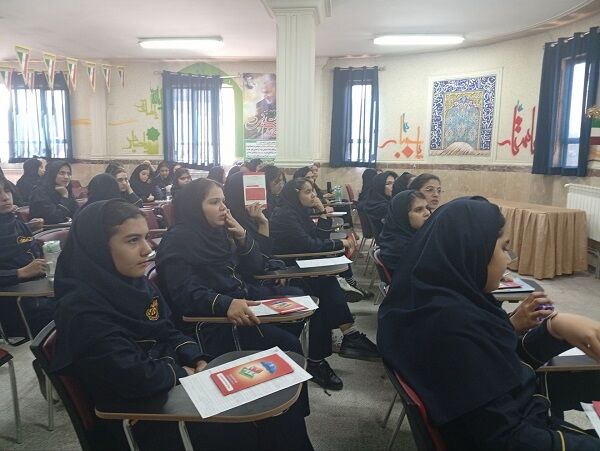 دوستی در نوجوانی به شکل‌گیری هویت نوجوان کمک می‌کند