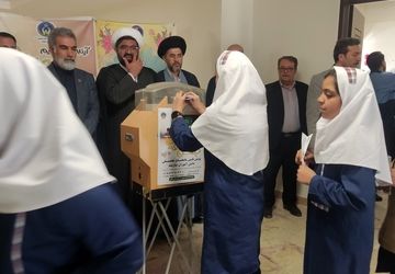 ما دانش‌آموزان با دستان کوچک خود مهربانی را تقسیم می‌کنیم