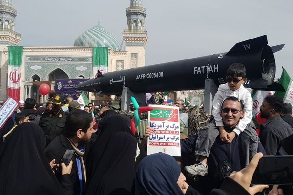 جلوه هایی از راهپیمایی جشن پیروزی انقلاب در شهر قم