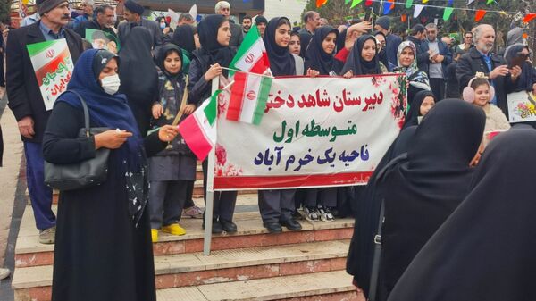 حضور گسترده مردم و دانش‌آموزان خرم‌آباد در جشن ۲۲ بهمن؛ جلوه‌ای از شور انقلابی و وحدت ملی