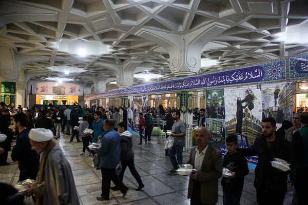 ضیافت افطاری ۲۵ هزار نفری حرم بانوی کرامت در شب میلاد کریم اهل بیت (ع)