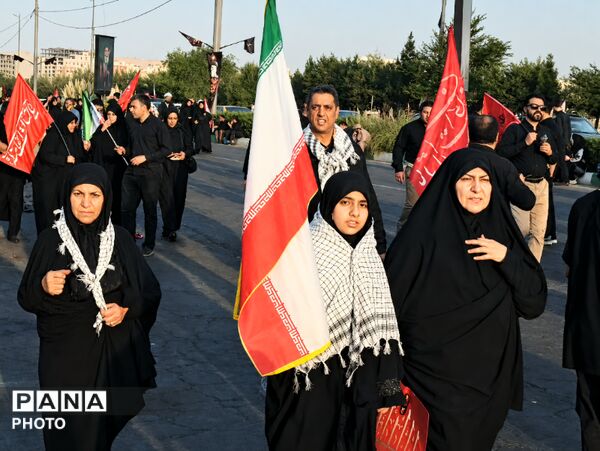 چشم‌های گریان نوجوانان در سوگ پدر امت