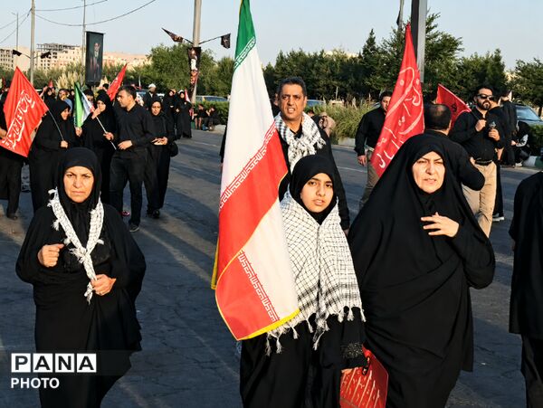 چشم‌های گریان نوجوانان در سوگ پدر امت
