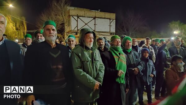 زن و مرد و پیر و جوان این شب ها در اجتماعات خیابانی شهر بار 