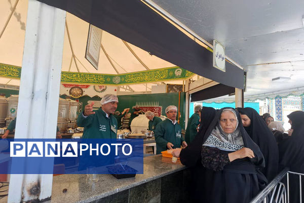 پذیرایی مردم بوشهر در چایخانه امام رضا(ع) 