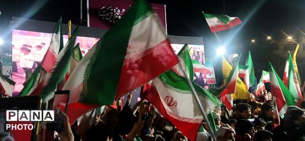 حضور دهه‌نودی‌ها در راهپیمایی میدان شهرداری ساوجبلاغ
