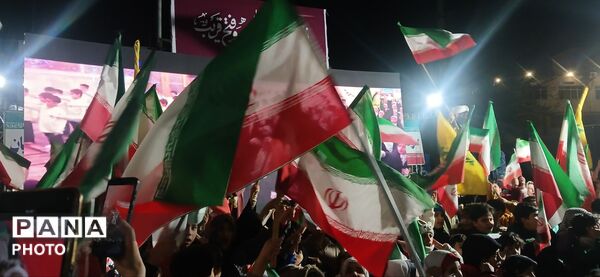 حضور دهه‌نودی‌ها در راهپیمایی میدان شهرداری ساوجبلاغ