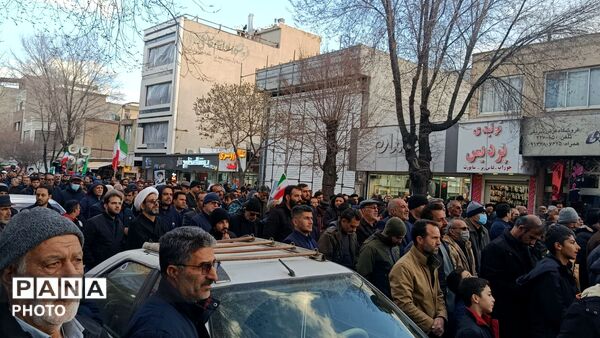خروش مردم چهارمحال و‌بختیاری در میدان انقلاب شهرکرد