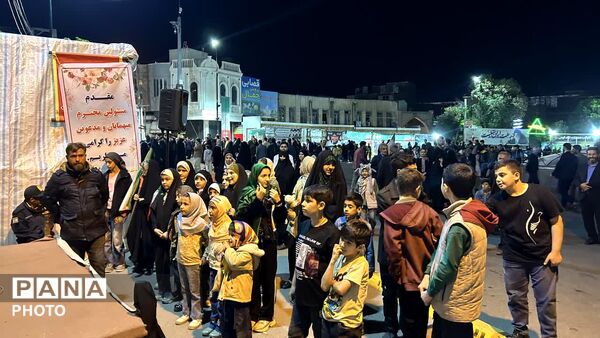 «پاتوق نوجوان مبارز»؛ شور نوجوانی و حال‌وهوای انقلابی در میدان امام خمینی(ره) مرند