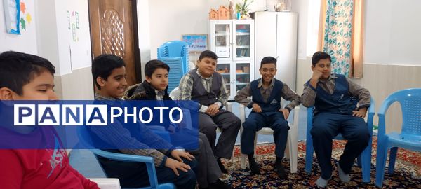 جلسه شورای دانش‌آموزی در مدرسه پویندگان فرهنگ خلیل آباد 