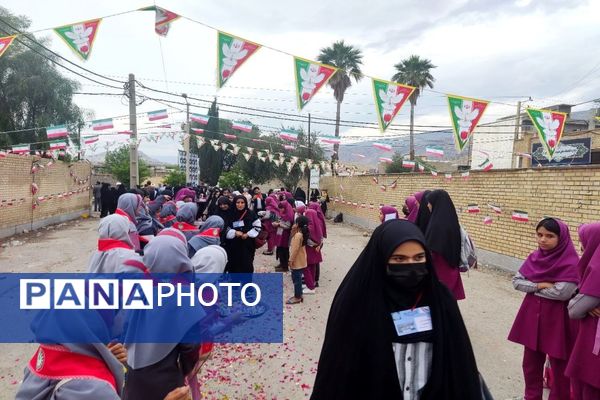 استقبال از دانش‌آموزان شرکت کننده در مسابقات قرآن، عترت و نماز در شهرستان چرام