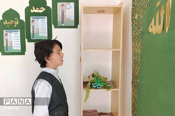 محفل انس با قرآن و برپایی نماز جماعت در مدرسه ابتدایی ایمان بجنورد