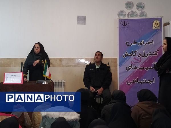 کارگاه آشنایی با فضای مجازی در دبیرستان دخترانه امید 