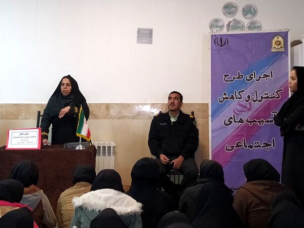 کارگاه آشنایی با فضای مجازی در دبیرستان دخترانه امید 