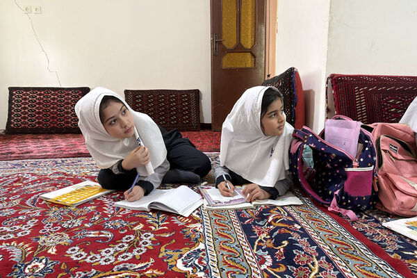فداکاری معلم شیروانی برای برگزاری کلاس حضوری در خانه یک مادر مهربان