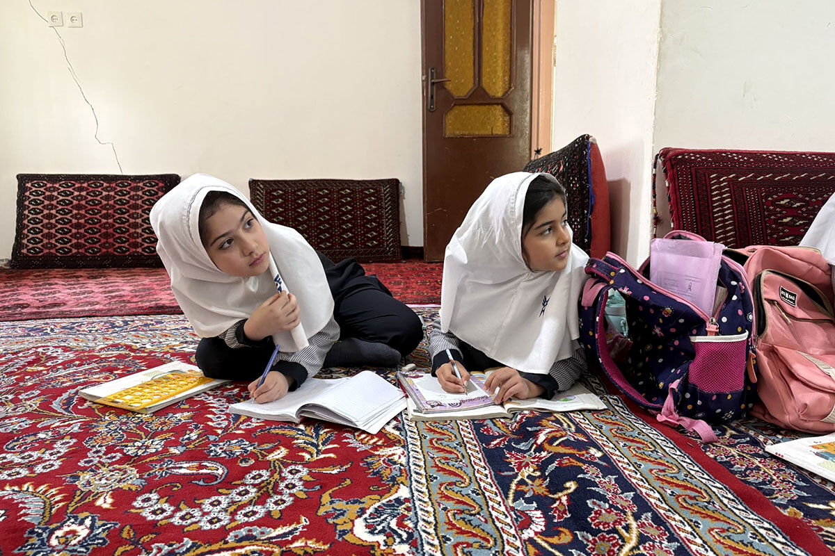 فداکاری معلم شیروانی برای برگزاری کلاس حضوری در خانه یک مادر مهربان