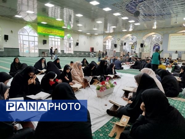 جلسه جزء خوانی قرآن کریم در امامزاده سید حمزه(ع) شهرستان کاشمر