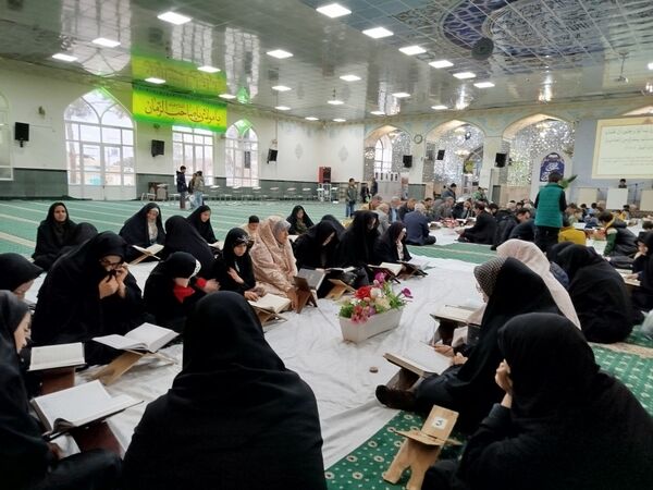 جلسه جزء خوانی قرآن کریم در امامزاده سید حمزه(ع) شهرستان کاشمر