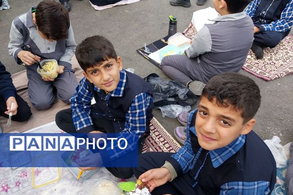 اجرای طرح «صبحانه سالم» در دبستان هیأت امنایی شهید قلنبر ناحیه دو شهرری 
