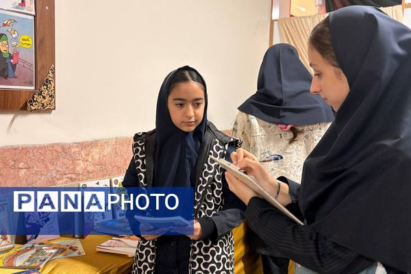 وقتی کتاب‌ها در مدرسه صف می‌کشند؛ استقبال پرشور دانش‌آموزان از نمایشگاه کتاب