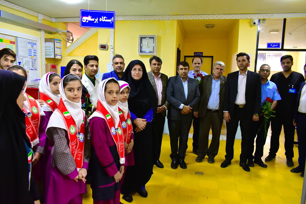 فرهنگیان و دانش آموزان یاسوج با اهدای گل روز پرستار را در بیمارستان سلمان گرامی داشتند
