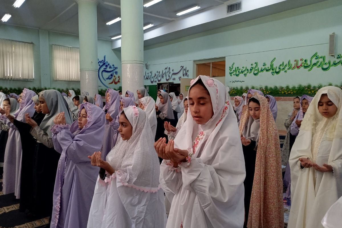 نماز جماعت و محفل انس با قرآن در دبستان شهید آقچه لو رباط کریم 