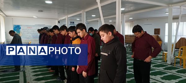 برپایی نماز جماعت در دبیرستان نمونه ایمان الله خامنه ای 