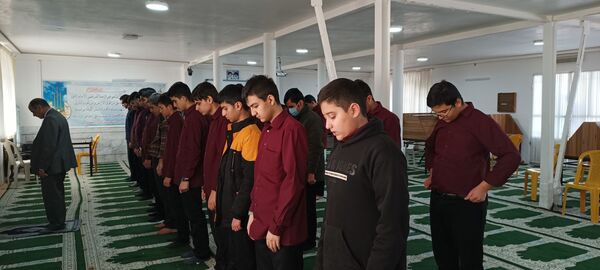 برپایی نماز جماعت در دبیرستان نمونه ایمان الله خامنه ای 