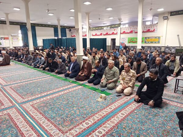 دانش‌آموزان پیشتاز در سنگر نمازجمعه خداآفرین