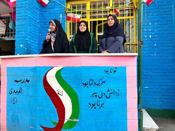 نواختن زنگ انقلاب در دبستان‌المهدی ناحیه 2 کرج 