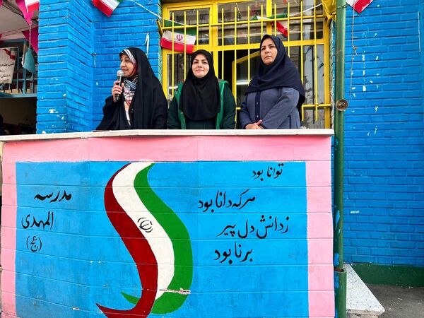 نواختن زنگ انقلاب در دبستان‌المهدی ناحیه 2 کرج 