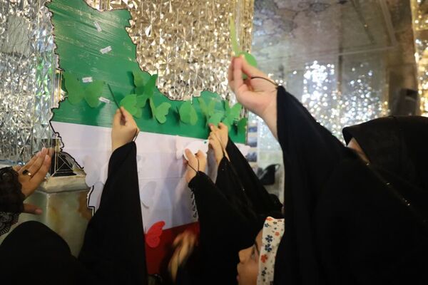  دورهمی دختران با قرائت سوره مبارکه فتح در رواق دارالذکر سومین حرم اهل بیت (ع)