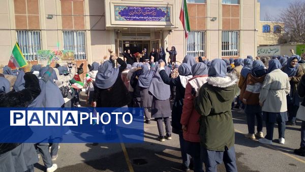 جلوه‌ای از همدلی و عشق به وطن در مدرسه والدین ۲ آناخاتون همزمان با زنگ انقلاب
