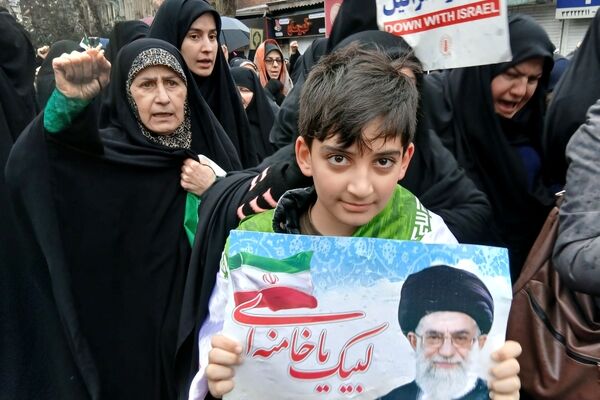باران عشق وارادت به انقلاب همراه با باران‌ها ی نقره‌ای رشت
