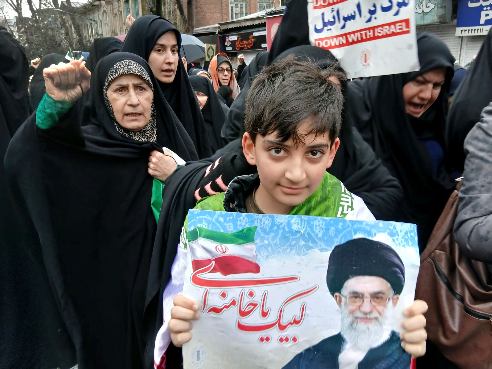 باران عشق وارادت به انقلاب همراه با باران‌ها ی نقره‌ای رشت
