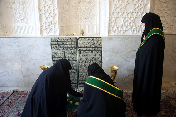 گل آرایی مقبره پروین اعتصامی در حرم حضرت معصومه(س)