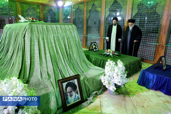 حضور رهبر معظم انقلاب در مرقد بنیانگذار جمهوری اسلامی ایران