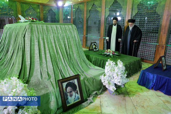حضور رهبر معظم انقلاب در مرقد بنیانگذار جمهوری اسلامی ایران