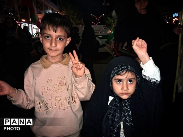 کودکان و جوانان انقلابی کاشمر در میدان خیابان